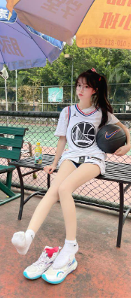 皇马对阵阿森纳直播：明星球员动态实时追踪